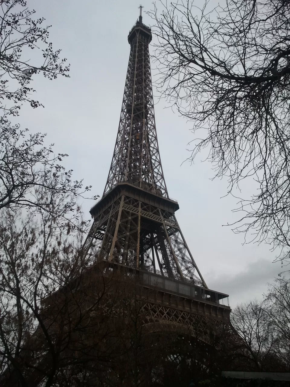 Photo of Eiffel Tower, Avenue Anatole France, Paris, France by Priyanka Asthana