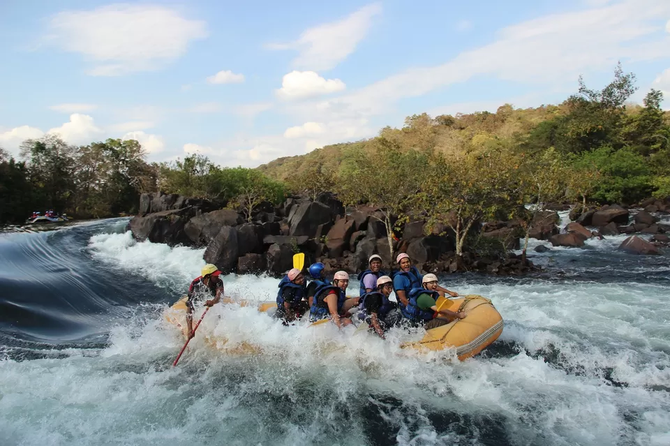Photo of white water rafting by vinay vinvin