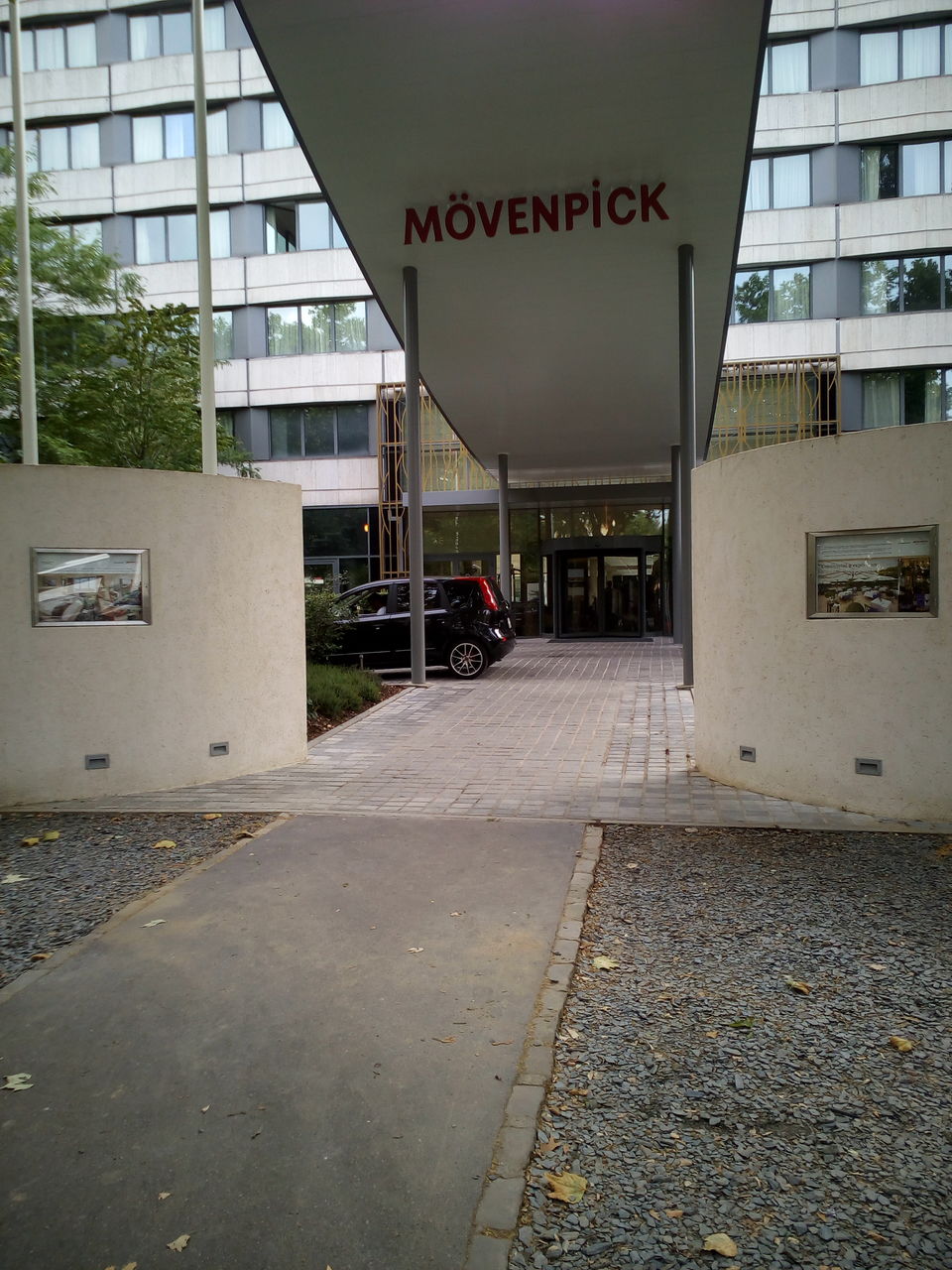Photo of Crowne Plaza Paris - Neuilly, Paris Metropolitan Area, Boulevard Victor Hugo, Neuilly-sur-Seine, France by niksi rane