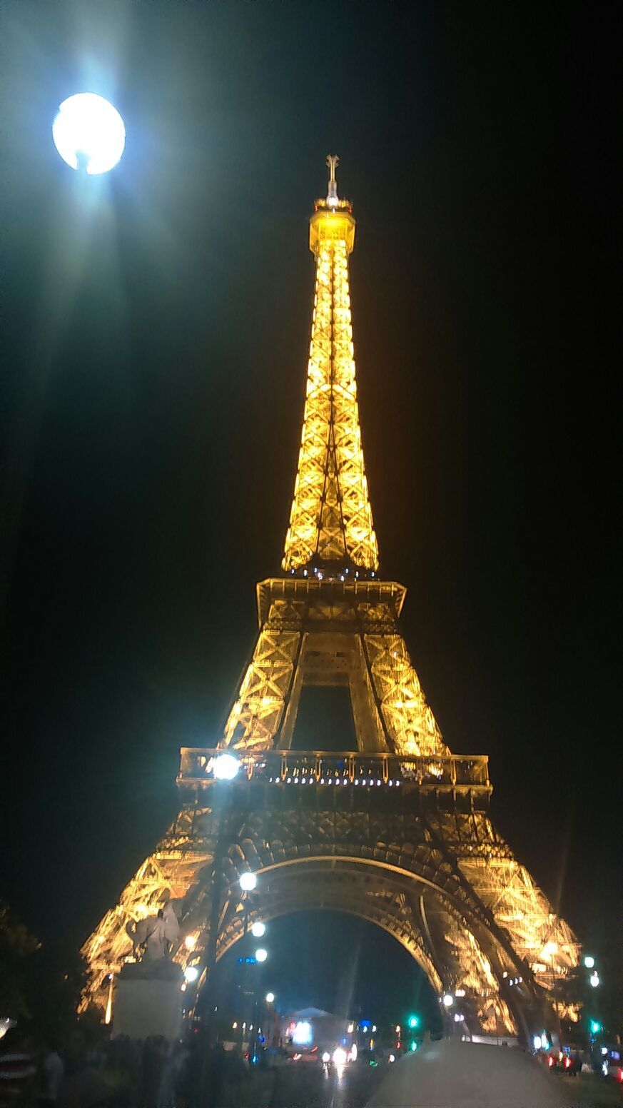 Photo of Eiffel Tower, Avenue Anatole France, Paris, France by niksi rane