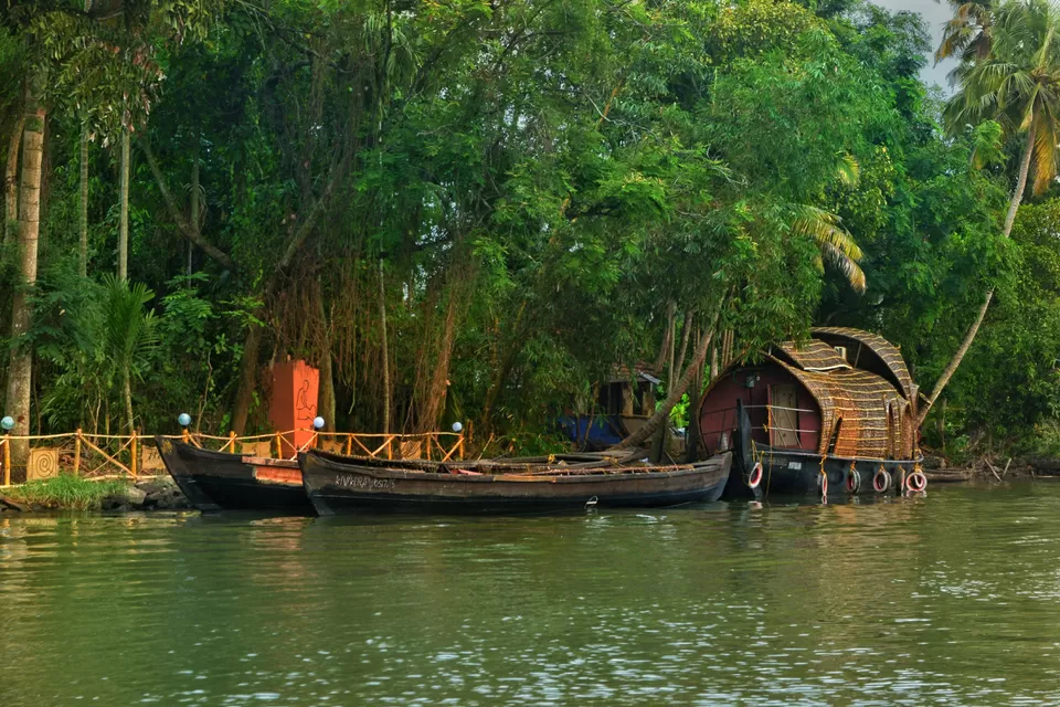 Photo of Alleppey Backwater, Punnamada, Kottankulangara, Alappuzha, Kerala, India by Rachita Saxena