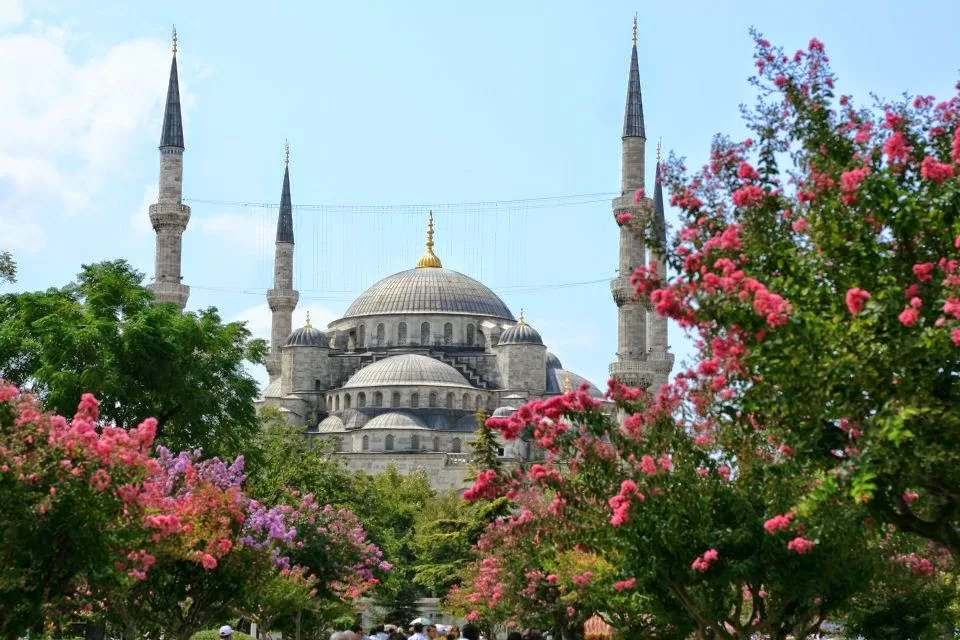 Photo of Sultanahmet Cami, Torun Sokak, İstanbul, Türkiye by Erol Utgun
