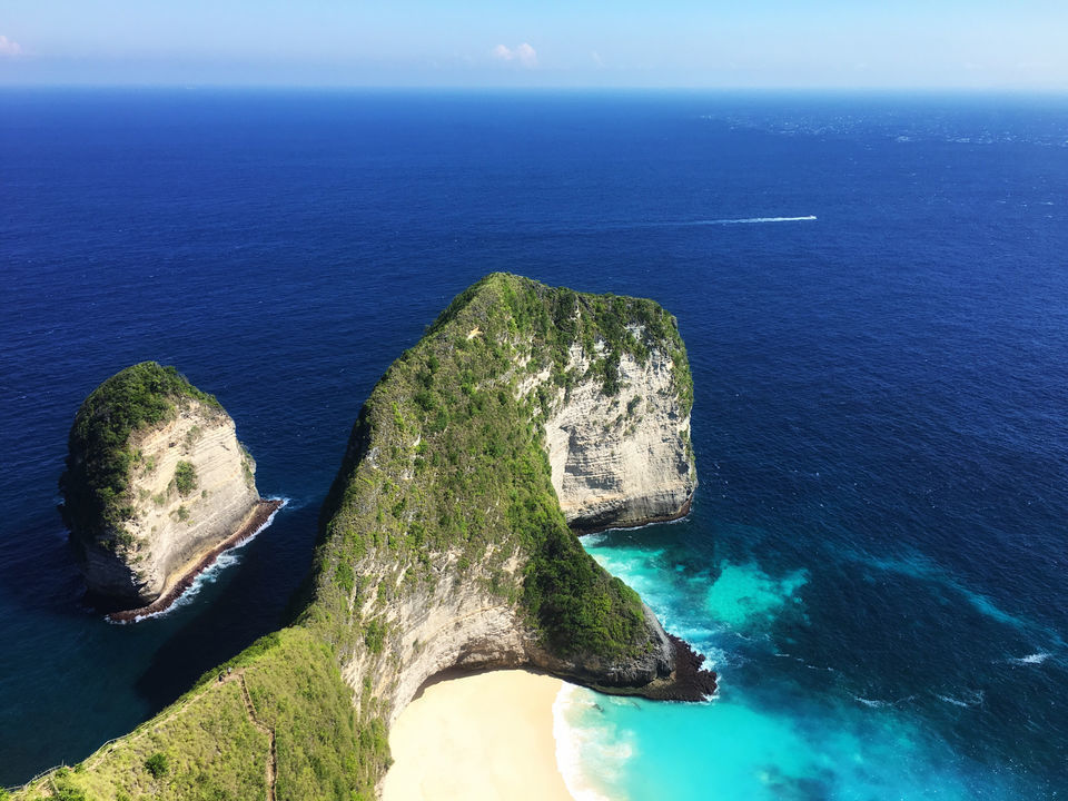 Photo of Kelingking Beach, Nusa Penida, Denpasar, Bunga Mekar, Klungkung Regency, Bali, Indonesia by Rohini Roy