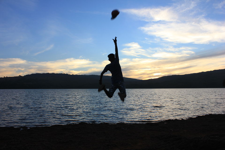 Photo of The Changing shades of sky at KAAS-LAKE !!!!! by Nikunj Khorava