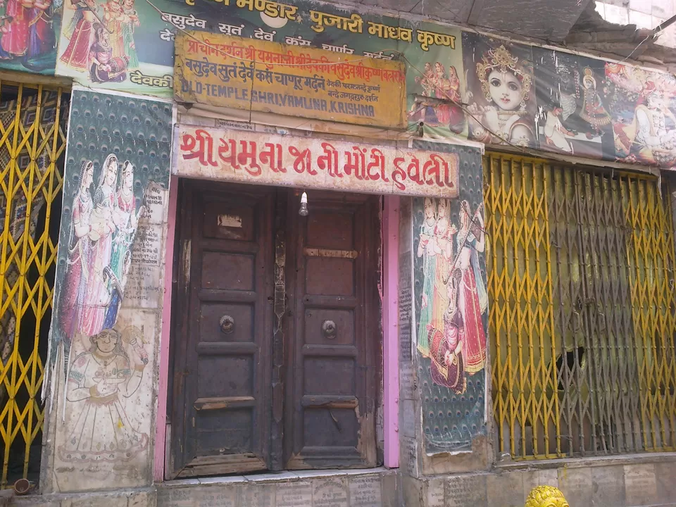 Photo of Near Dwarakadheesh Temple, Mathura by pragyac90