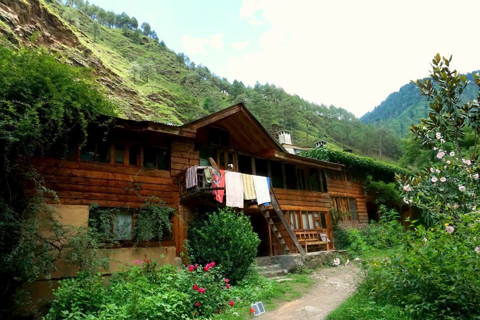 Photo of Under ₹1500, This Charming Cottage By Tirthan River Will Greet You With Plum Orchards And Four Cats 1/2 by Himani Khatreja