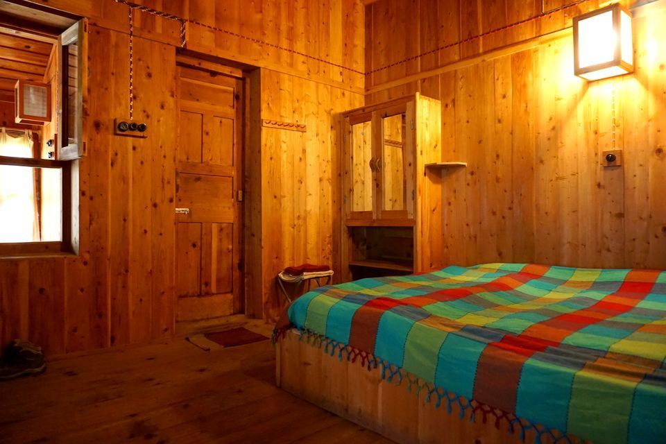 Photo of Under ₹1500, This Charming Cottage By Tirthan River Will Greet You With Plum Orchards And Four Cats by Himani Khatreja