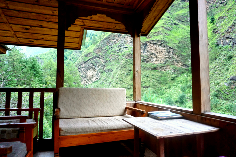 Photo of Under ₹1500, This Charming Cottage By Tirthan River Will Greet You With Plum Orchards And Four Cats by Himani Khatreja
