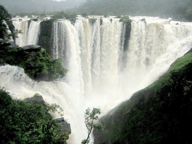 Photo of 12 Jaw-Dropping Waterfalls In India That Belong To A Magical World Of Their Own! 5/13 by Le Voyageur