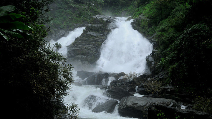 Photo of 12 Jaw-Dropping Waterfalls In India That Belong To A Magical World Of Their Own! 10/13 by Le Voyageur