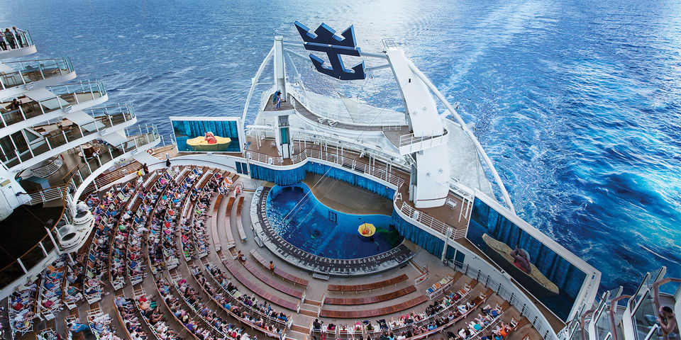 Photo of This Cruise Ship Is So Massive That People Need GPS To Navigate Their Way Through it! 8/9 by Le Voyageur