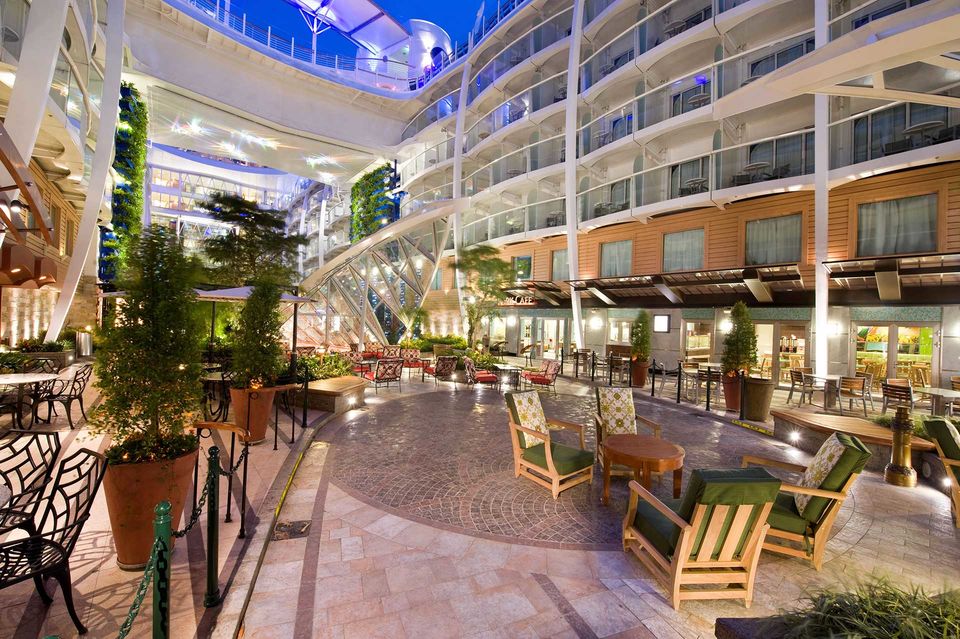 Photo of This Cruise Ship Is So Massive That People Need GPS To Navigate Their Way Through it! 4/9 by Le Voyageur