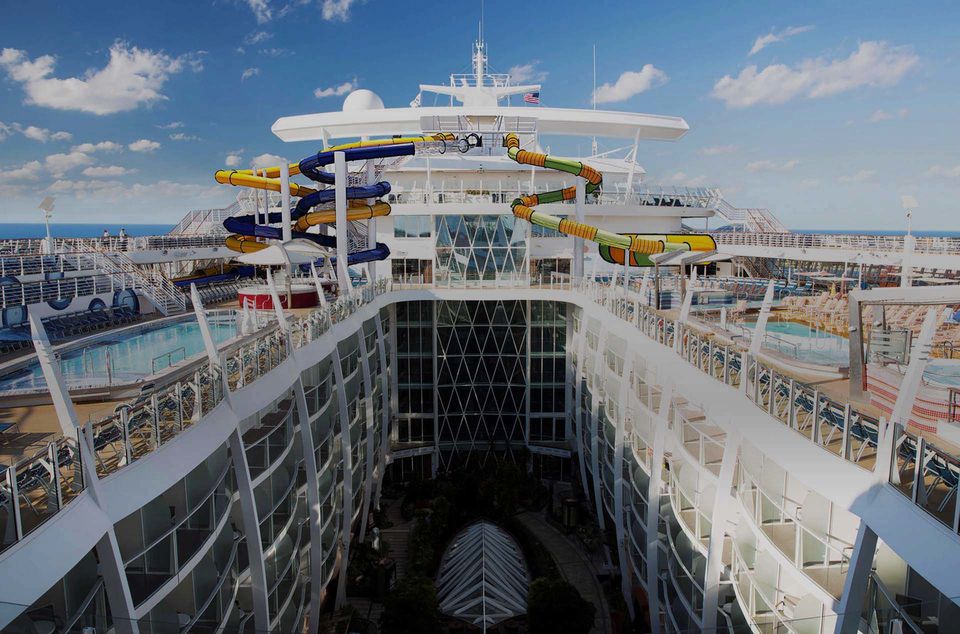 Photo of This Cruise Ship Is So Massive That People Need GPS To Navigate Their Way Through it! 3/9 by Le Voyageur