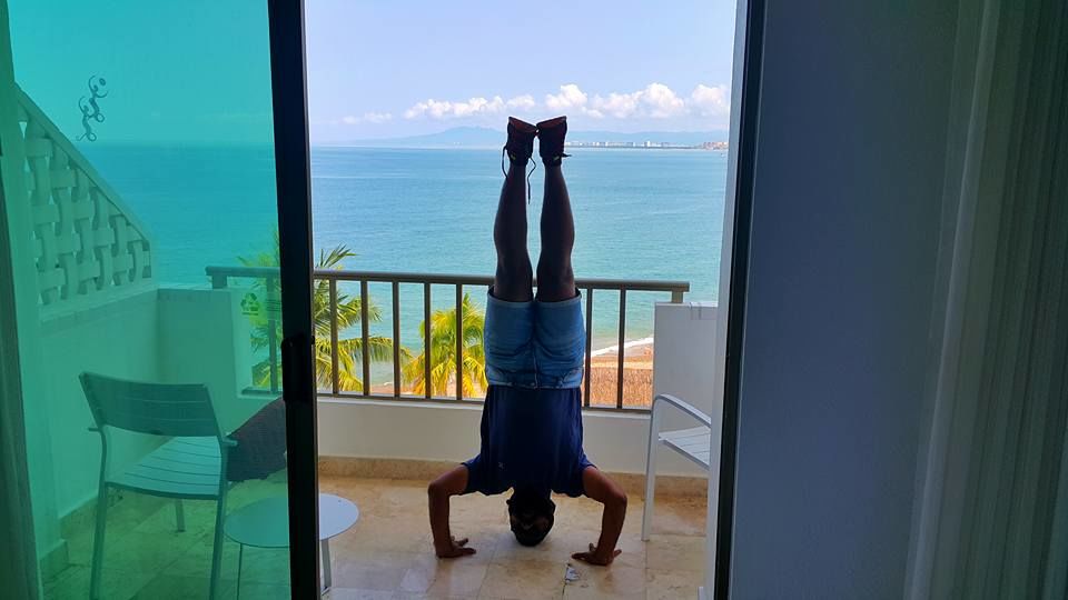 Photo of Meet The Guy Who Is Travelling The World Doing Headstands Everywhere And Living The Dream 5/8 by Le Voyageur