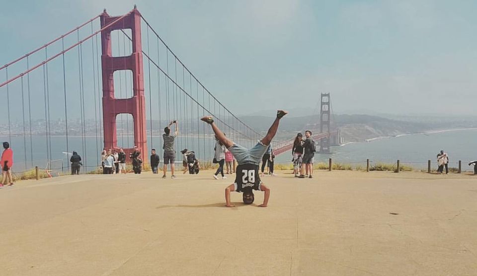 Photo of Meet The Guy Who Is Travelling The World Doing Headstands Everywhere And Living The Dream 7/8 by Le Voyageur