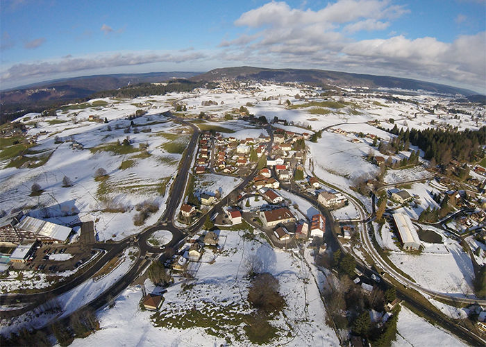 Photo of This Hotel Allows You To Stay In Switzerland & France At The Same Time 7/8 by Le Voyageur