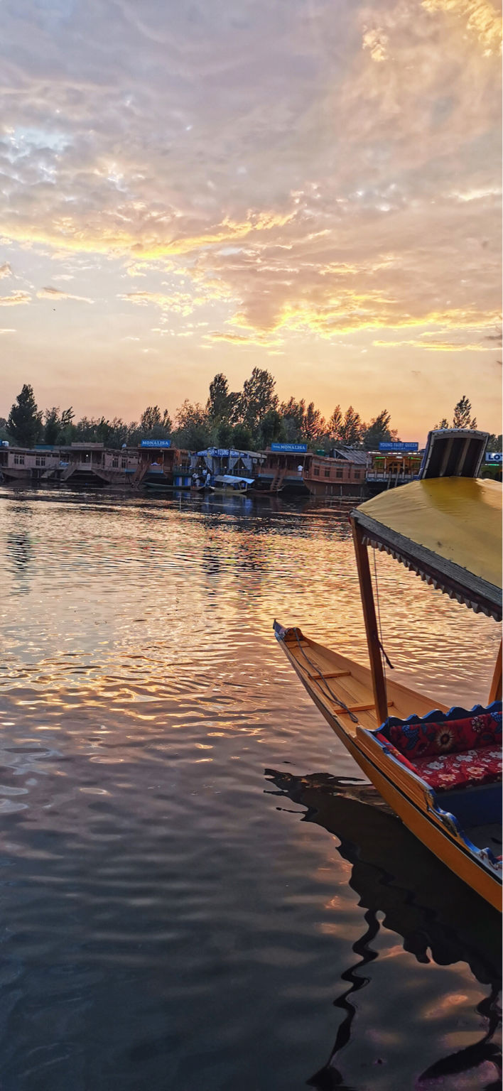 Photo of Golden Hour at Dal Lake by Jennifer Lobo