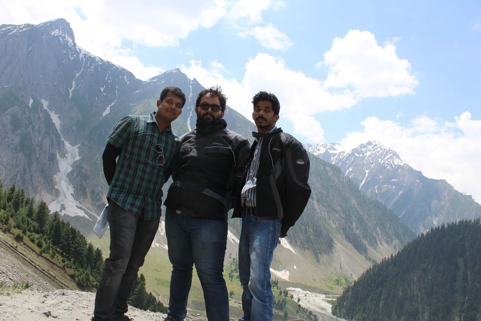 Photo of 1 Destination, 2 Bulls, 3 Freaky Travelers, 5 States, 13 Days, 3300 Kilometres: How we got Leh'd 11/26 by Yash Saxena