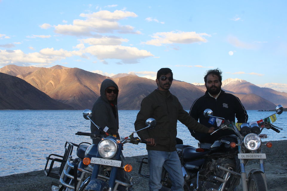 Photo of 1 Destination, 2 Bulls, 3 Freaky Travelers, 5 States, 13 Days, 3300 Kilometres: How we got Leh'd 25/26 by Yash Saxena