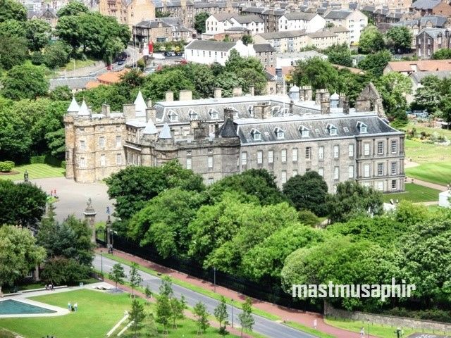 Photo of Holyrood Palace, Edinburgh, United Kingdom by Mast Musaphir