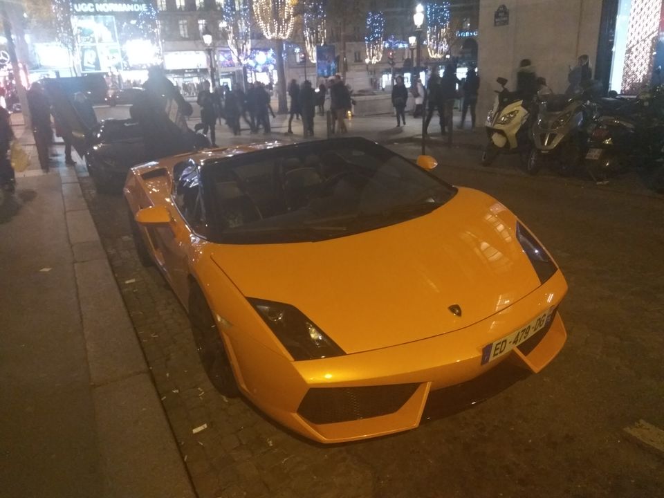 Photo of Champs-Élysées, Paris, France by Priyank Aggarwal
