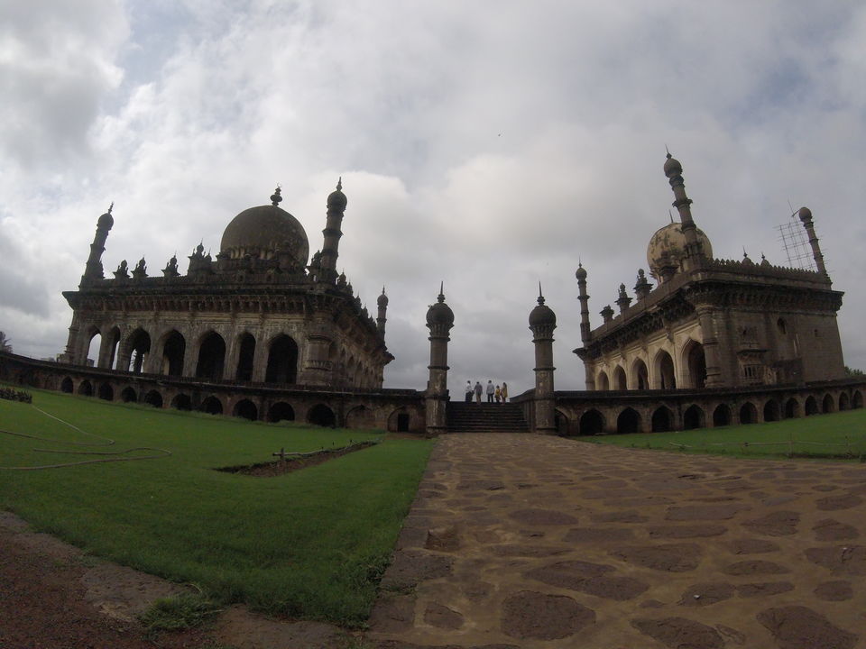 Photo of Ibrahim Rauza Masjid, Shastri Nagar, Vijayapura, Karnataka, India by Kishore Singh Fartiyal