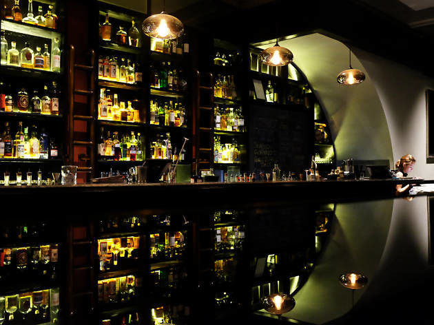 Photo of 7 Best Pubs in Singapore for a Stylish Night Out by Gunjan Upreti