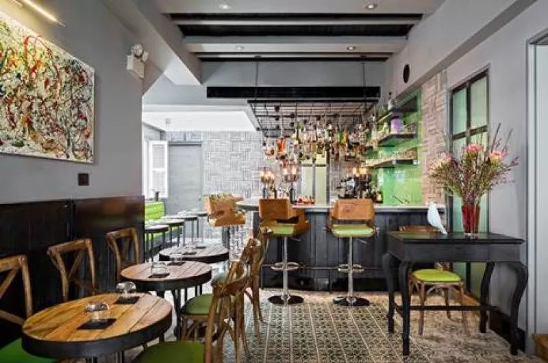 Photo of 7 Best Pubs in Singapore for a Stylish Night Out by Gunjan Upreti