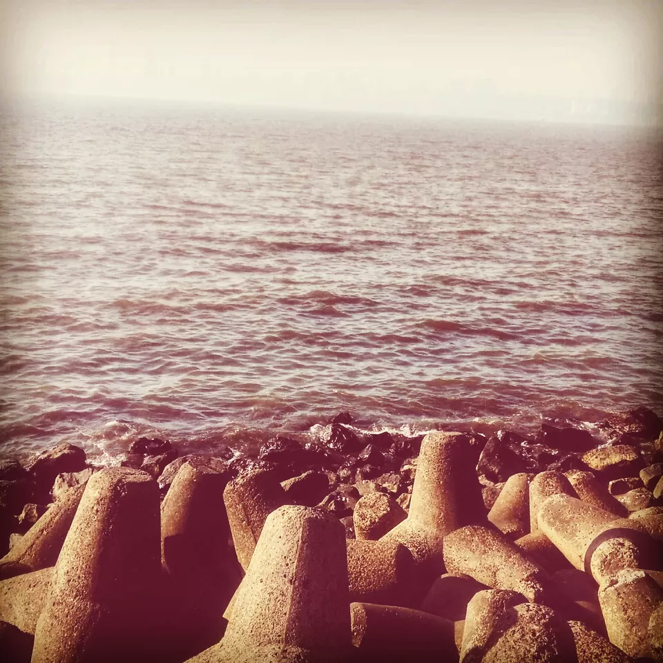 Photo of Marine Drive, Mumbai, Maharashtra, India by Neha Shrivastava