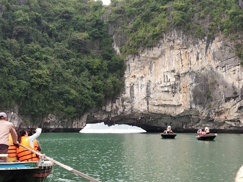 Photo of Bai Tu Long Bay, Hạ Long, Vân Đồn District, Quảng Ninh, Vietnam by Deepshikha Nainani