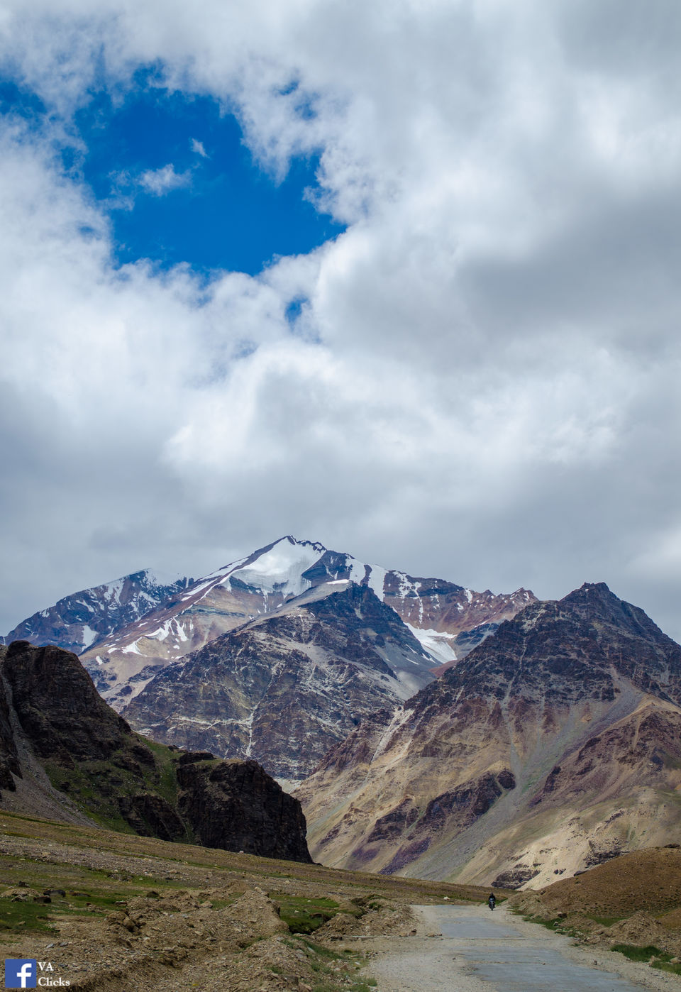 Photo of Bumpy rides on the Broken roads of Manali Leh highway 23/24 by Venki
