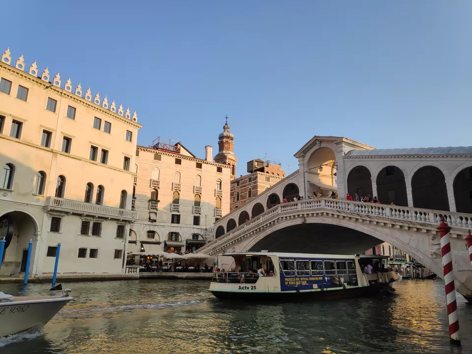 Photo of Rialto Bridge, Sestiere San Polo, Venice, Metropolitan City of Venice, Italy by Rajsmita Chowdhury