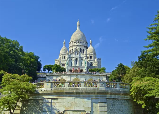 Photo of Sacré-Cœur, Rue du Chevalier de la Barre, Paris, France by Priyanka Banerjee