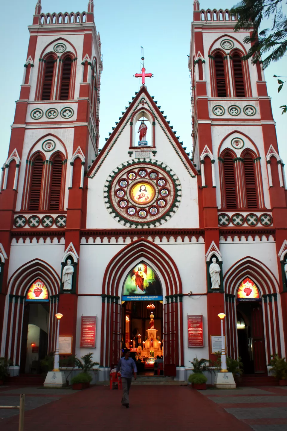 Photo of Sacred Heart Church, MG Road Area, Puducherry, India by Neha Kadam