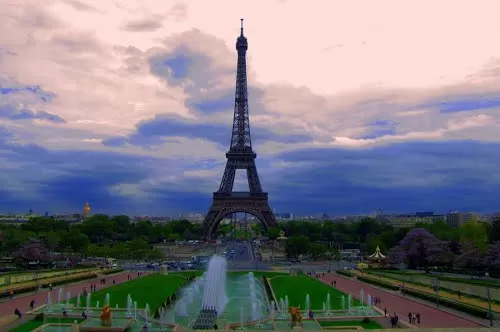 Photo of Eiffel Tower, Avenue Anatole France, Paris, France by Madhura