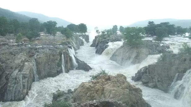 Photo of Hogenakal Waterfalls, Chamarajanagar, Karnataka, India by Sachin Verma