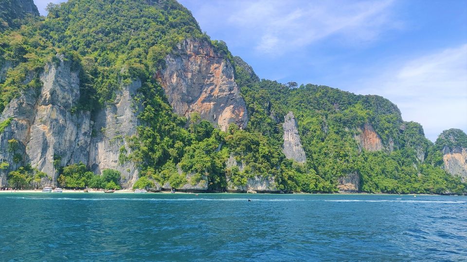 Photo of Phi Phi Islands, Krabi, Thailand by Mohita Udhayaprakash