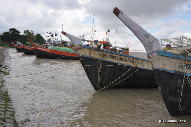 Photo of Diamond Harbor, Hooghly's last post and off to the sea by Gautam Lahiri