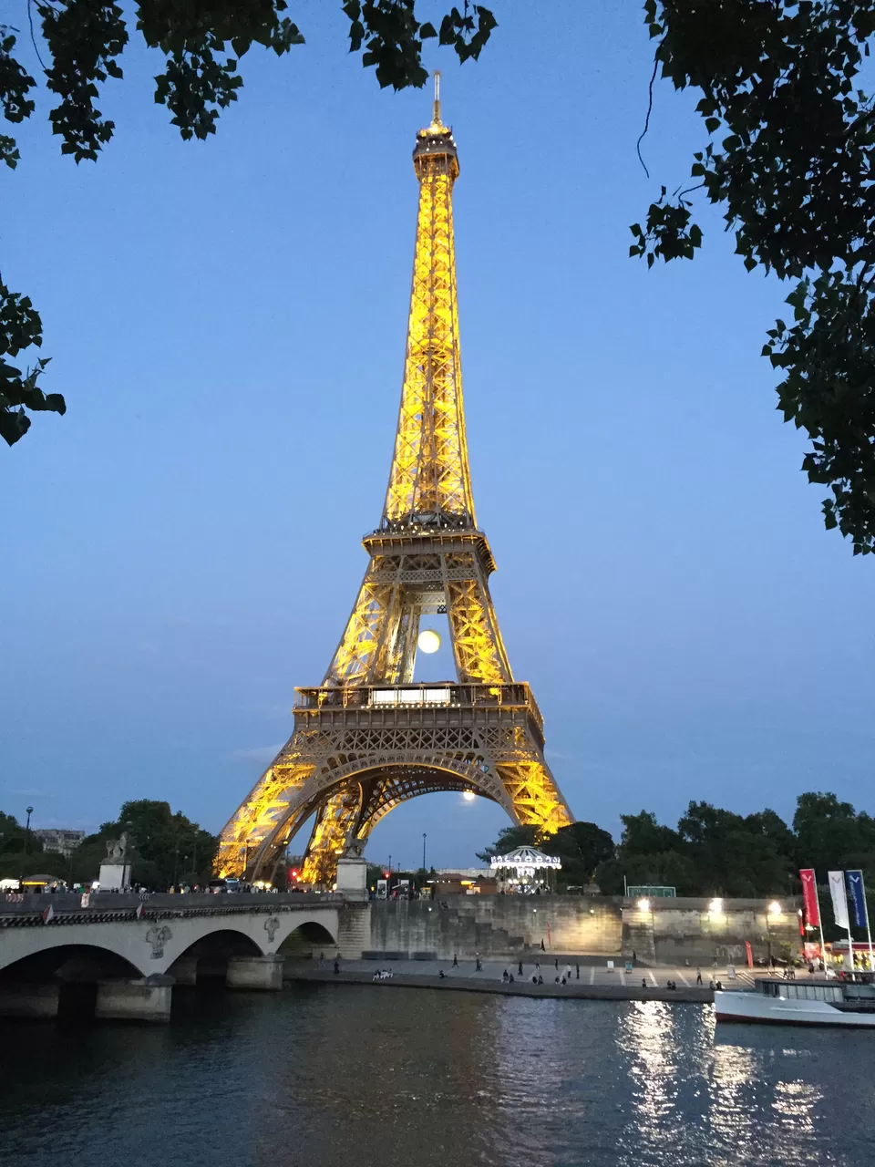 Photo of Eiffel Tower, Avenue Anatole France, Paris, France by Manas Mukul
