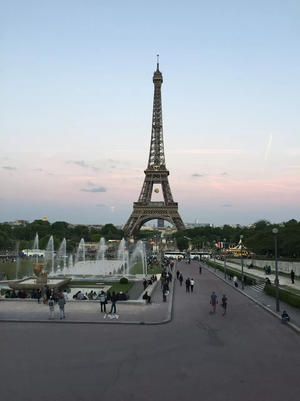 Photo of Eiffel Tower, Avenue Anatole France, Paris, France by Manas Mukul