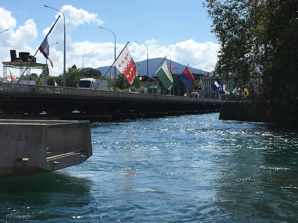 Photo of Lake Geneva by Gauri Lonkar