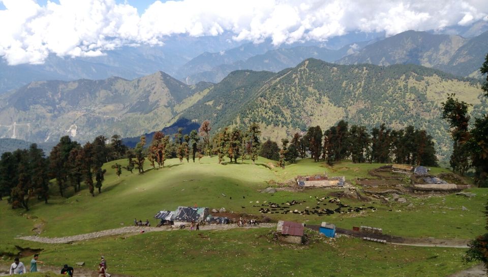 Photo of High peaks and divine temple-Tungnath. by Ghumakkad Bawra