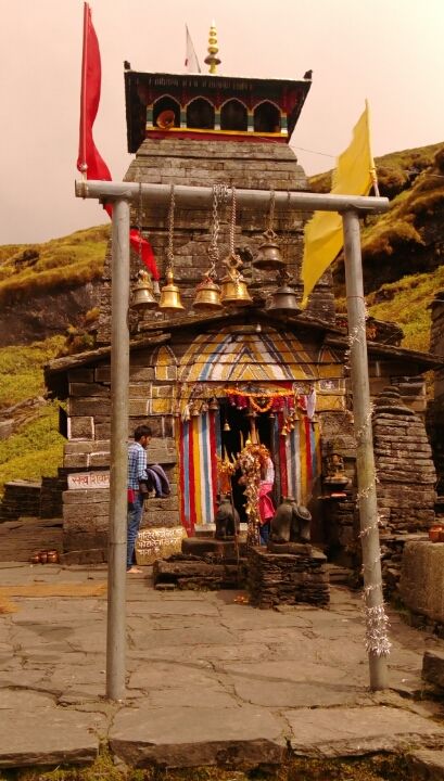 Photo of High peaks and divine temple-Tungnath. by Ghumakkad Bawra