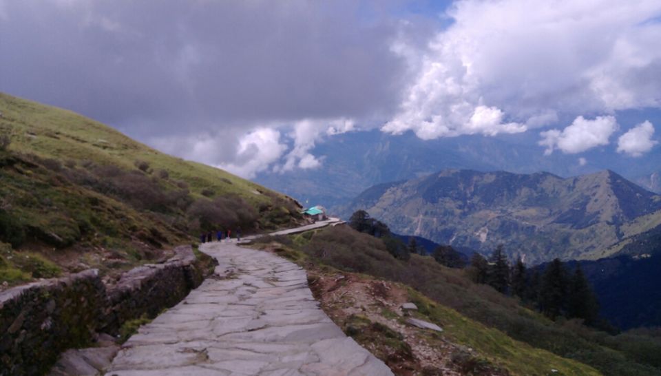 Photo of High peaks and divine temple-Tungnath. by Ghumakkad Bawra