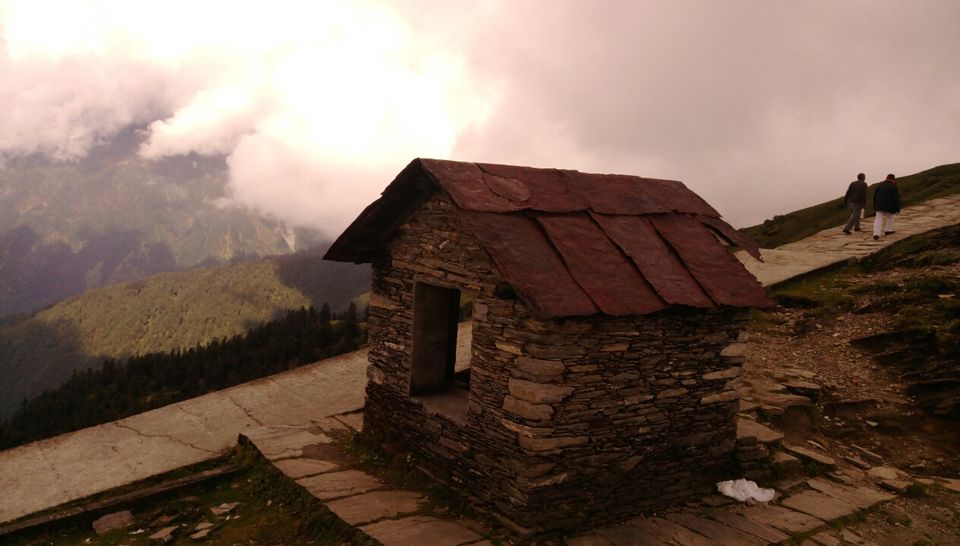 Photo of High peaks and divine temple-Tungnath. by Ghumakkad Bawra