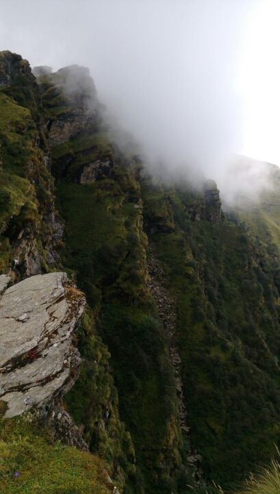 Photo of High peaks and divine temple-Tungnath. by Ghumakkad Bawra