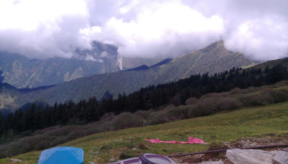 Photo of High peaks and divine temple-Tungnath. by Ghumakkad Bawra