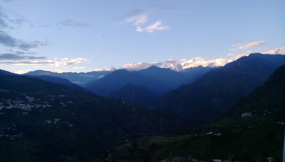 Photo of High peaks and divine temple-Tungnath. by Ghumakkad Bawra