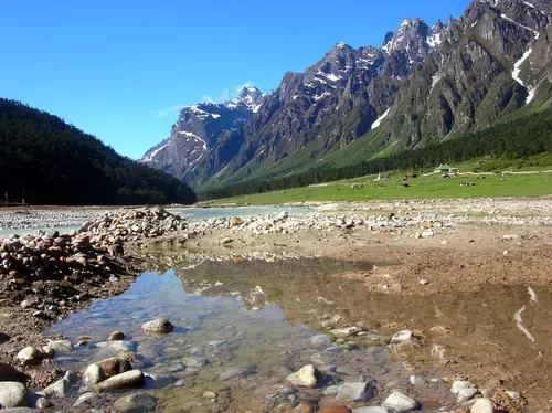 Photo of Yumthang, Sikkim, India by Vipin Kumar