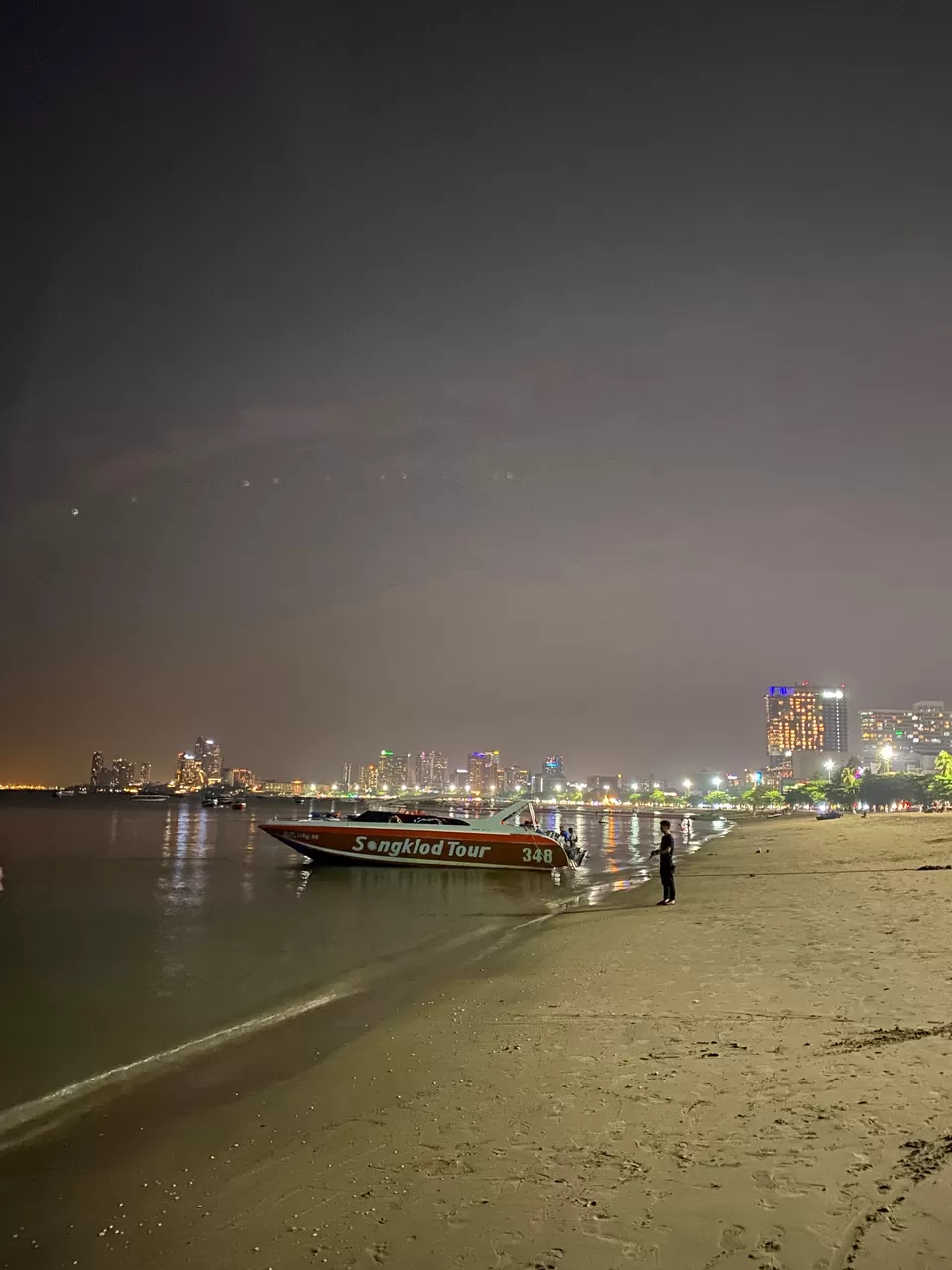 Photo of Pattaya Beach, Pattaya City, Bang Lamung District, Chon Buri, Thailand by Yoganand